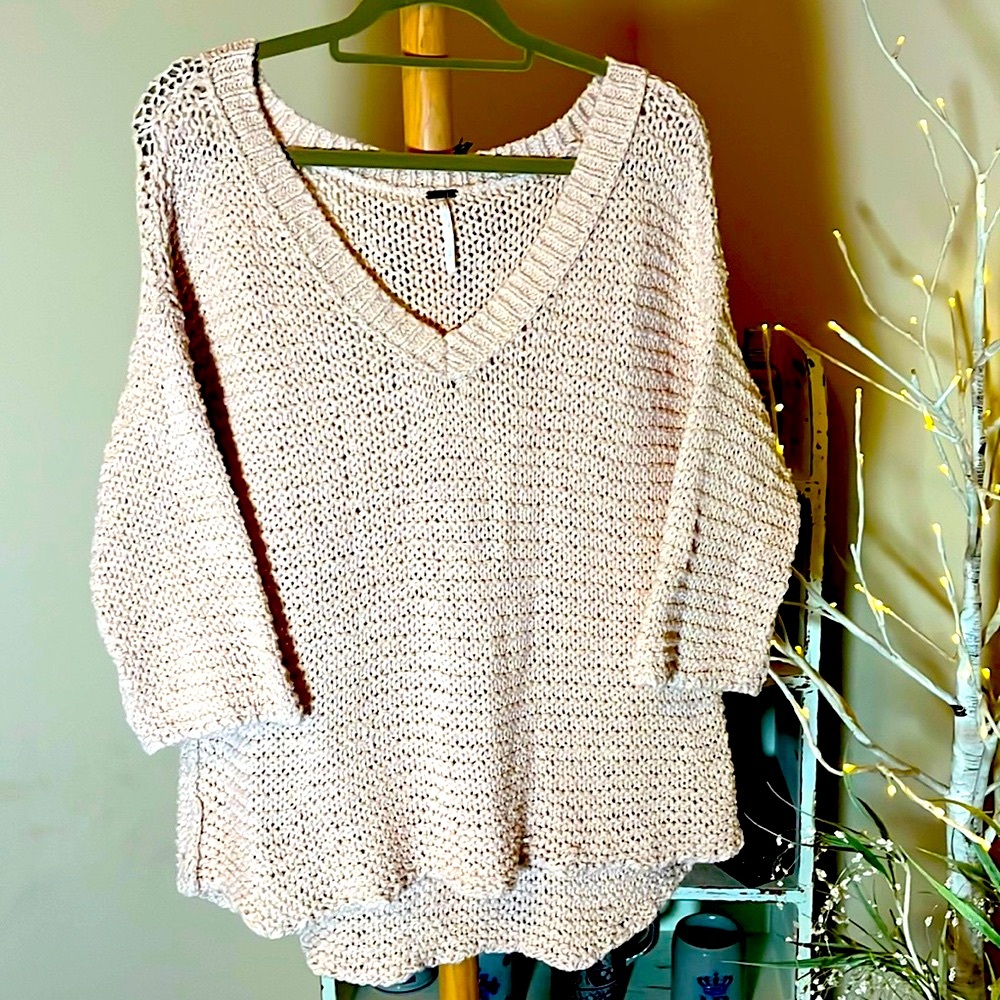Free People M Loose knit soft peachy pink V-neck sweater,hi/lo hem,3/4 sleeves.